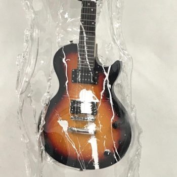 franck-tordjmann-sculpture-guitare-plexiglas